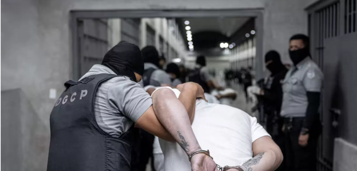 Prisioneiros venezuelanos deportados dos EUA chegam a cárcere de El Salvador