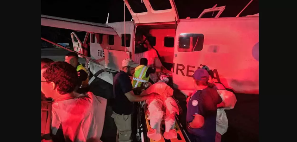 Equipes de resgate trabalham no resgate de vítimas de um acidente de avião perto do Aeroporto Internacional de Roatan, na Ilha de Roatan, nesta foto obtida em 17 de março de 2025