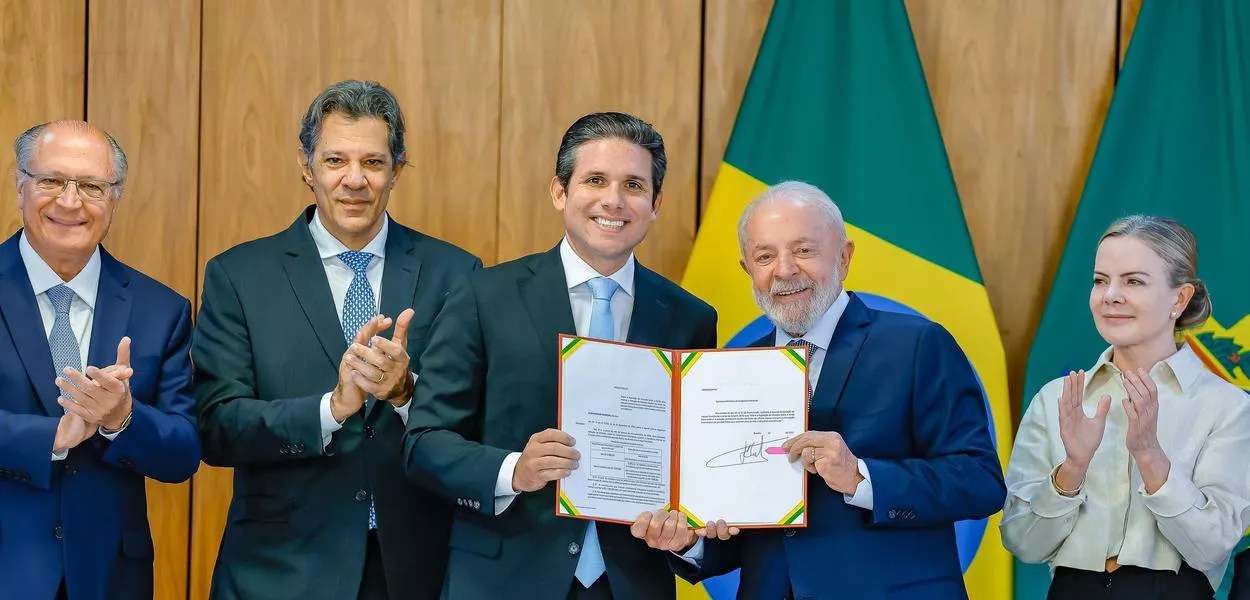Presidente da República, Luiz Inácio Lula da Silva, durante reunião para Anúncio do Envio do Projeto de Lei de Ampliação da Isenção do Imposto de Renda ao Congresso Nacional. Palácio do Planalto, Brasília - DF.