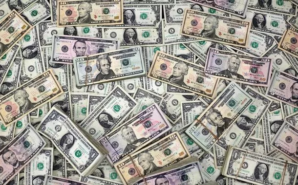 Dólar sobe após operação contra Bolsonaro gerar medo de retaliação dos EUA