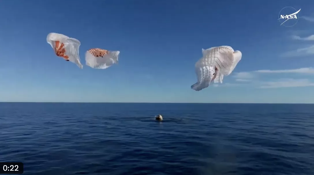 Astronautas da NASA retornam à Terra após missão prolongada no espaço (vídeo)