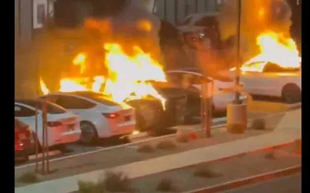 Carros da Tesla incenciados