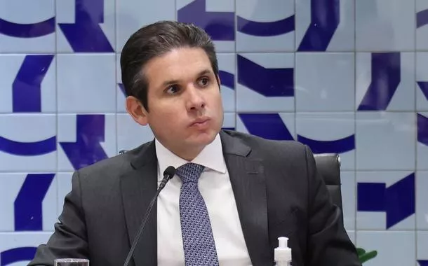 "Decisão judicial tem que ser cumprida", diz Hugo Motta sobre prisão de Carla Zambelli