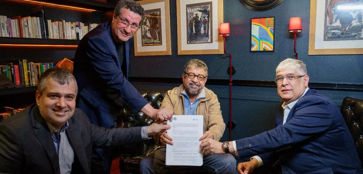 Na foto, Marcelo Velho (secretário de Saúde de Maricá), Claudio Gimenez (presidente do ICTIM), prefeito Washington Quaquá, Gustavo Oliveira do Amaral (presidente da FUSVE)