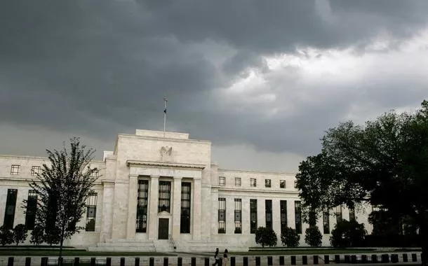 Fed mantém taxa de juros inalterada e cita riscos crescentes de aumento da inflação e do desemprego