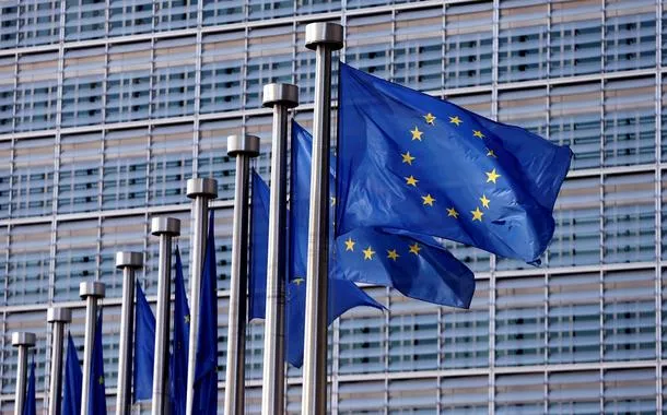 Bandeiras da UE na sede da Comissão Europeia em Bruxelas 