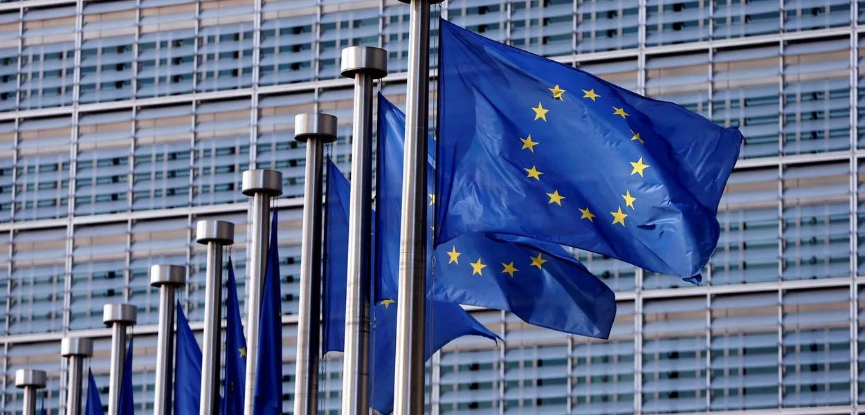 Bandeiras da UE na sede da Comissão Europeia em Bruxelas