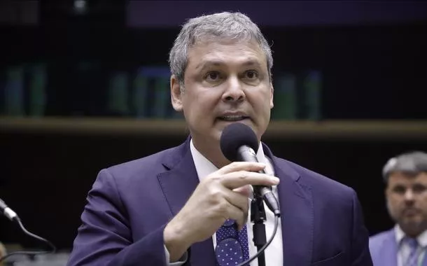 Lindbergh vai à PGR contra Van Hattem por ataque ao STF após Bolsonaro se tornar réu por tentativa de golpe