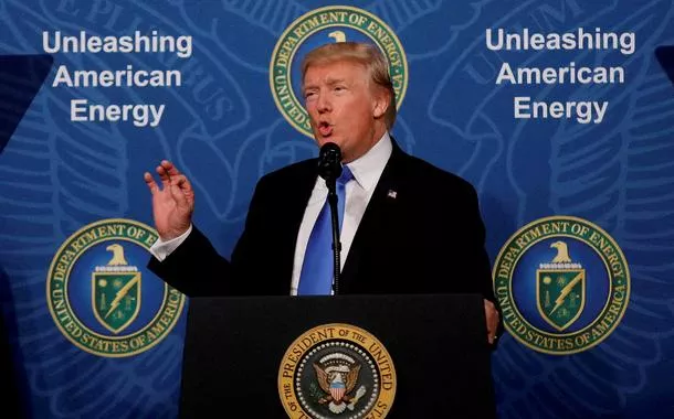 Trump se reúne com petroleiras e promete aliviar restrições ambientais para ampliar domínio estadunidense