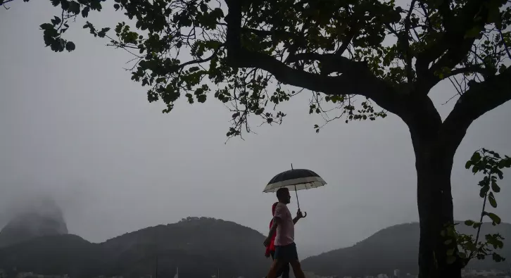 Rio de Janeiro registra chuva forte na chegada do outono