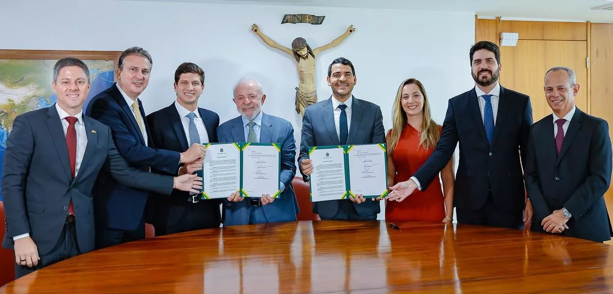Presidente da República, Luiz Inácio Lula da Silva, durante assinatura de acordo do FUNDEF com a Prefeitura de Recife. Palácio do Planalto, Brasília - DF