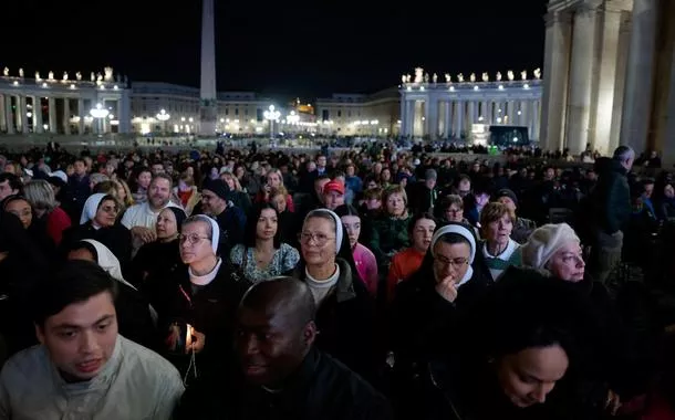Papa Francisco precisa reaprender a falar após terapia com oxigênio