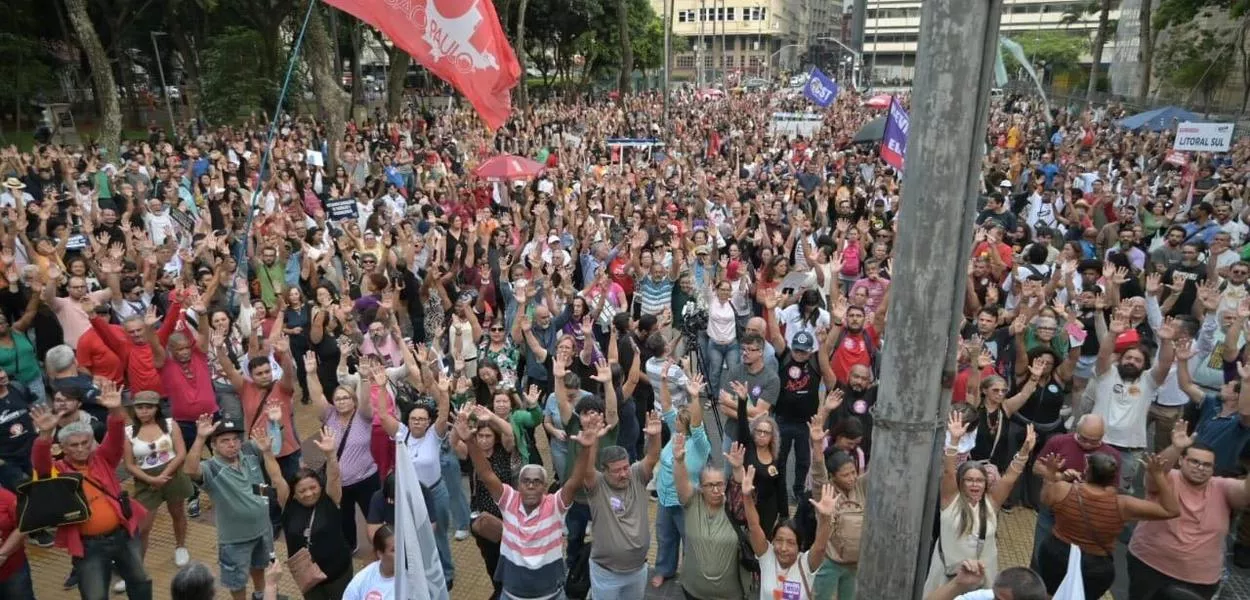 Professores de SP aprovam greve de 24 horas e cobram negociação do governo