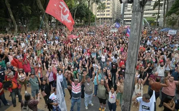 Professores de SP aprovam greve de 24 horas e cobram negociação do governo
