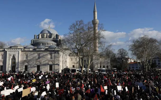 Estudantes universitários participam de um protesto contra a detenção do prefeito de Istambul, Ekrem Imamoglu, do lado de fora da Mesquita Suleymaniye, na entrada do câmpus principal da Universidade de Istambul, em Istambul, Turquia, em 21 de março de 2025