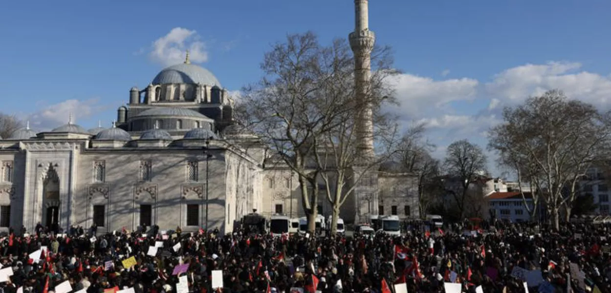 Estudantes universitários participam de um protesto contra a detenção do prefeito de Istambul, Ekrem Imamoglu, do lado de fora da Mesquita Suleymaniye, na entrada do câmpus principal da Universidade de Istambul, em Istambul, Turquia, em 21 de março de 2025
