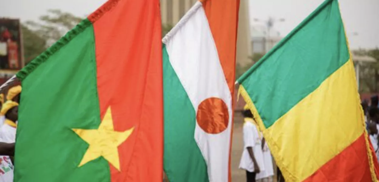 Bandeiras de Burkina Faso, Níger e Mali são vistas durante uma manifestação convocada pela Junta do Mali para apoiar sua decisão de deixar o bloco regional da Comunidade Econômica dos Estados da África Ocidental ''CEDEAO'', em Bamako, Mali, em 1º de fevereiro de 2024