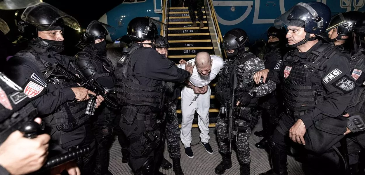 Deportados venezuelanos dos EUA chegam a El Salvador