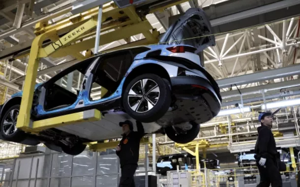 Robôs humanoides trabalham em equipe pela primeira vez em fábrica de automóveis na China