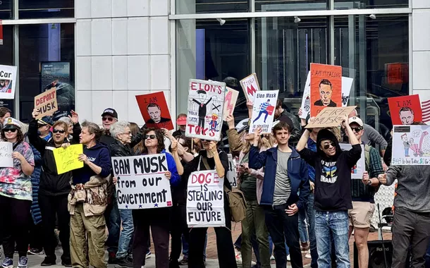 Protestos contra Elon Musk reúnem manifestantes diante de concessionária da Tesla em Washington