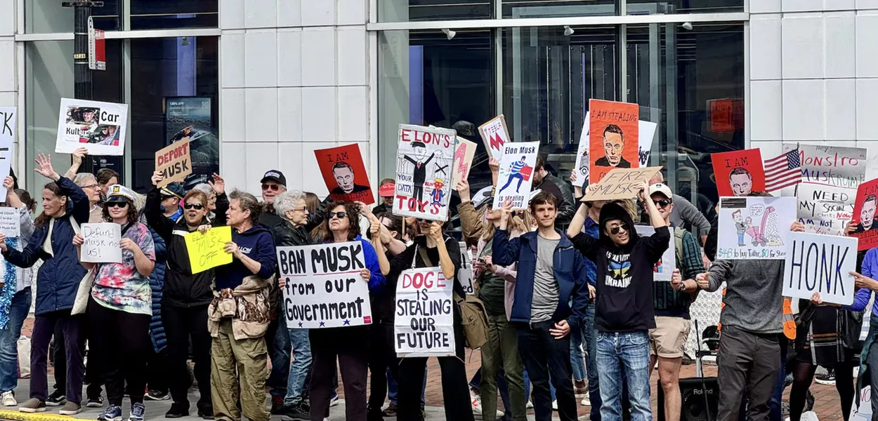 Protestos contra Elon Musk nos Estados Unidos
