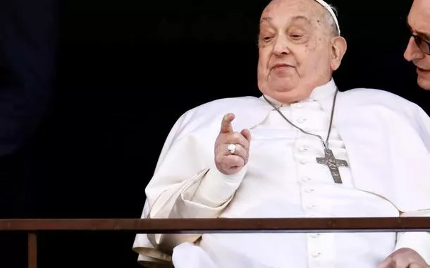 Papa Francisco recebe alta médica e deixa hospital em Roma