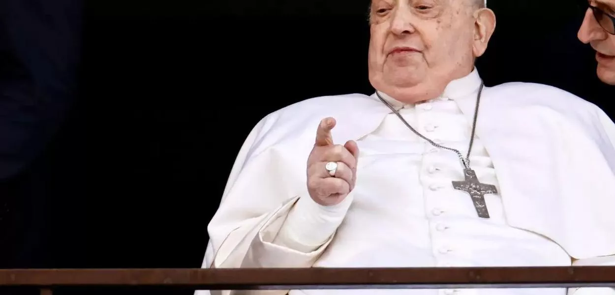 Papa Francisco recebe alta médica e deixa hospital em Roma