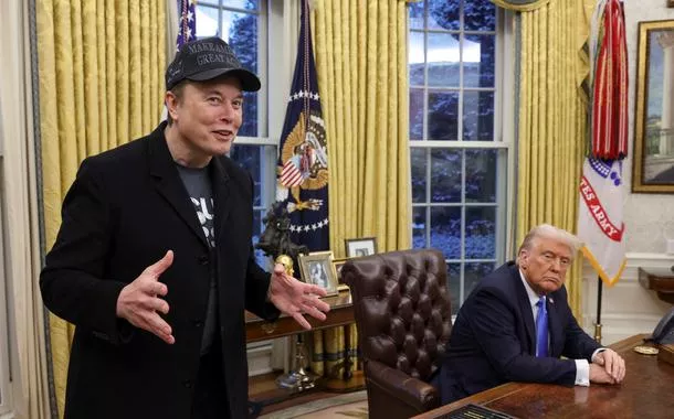 Elon Musk fala ao lado do presidente dos EUA, Donald Trump, no Salão Oval da Casa Branca em Washington, D.C., EUA