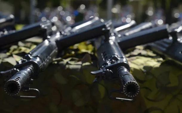 Polícia prende operadores do PCC e CV acusados de abastecer o tráfico com armas e drogas