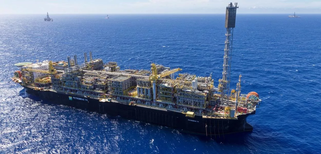 A plataforma P-74, que opera no pré-sal da Bacia de Santos, é uma das que capturam e reinjetam CO2. A tecnologia pioneira, presente em plataformas do pré-sal da Bacia de Santos, reduz as emissões de CO2 e otimiza a recuperação de óleo.