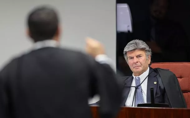 Fux surpreende e defende julgamento de Bolsonaro pelo plenário do STF, mas é derrotado