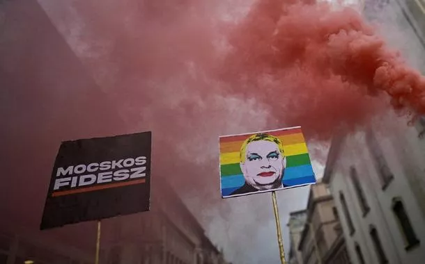 Manifestação após aprovação de lei que proíbe comunidades LGBTQ+ de realizar a Parada do Orgulho anual em Budapeste, Hungria
25/03/2025