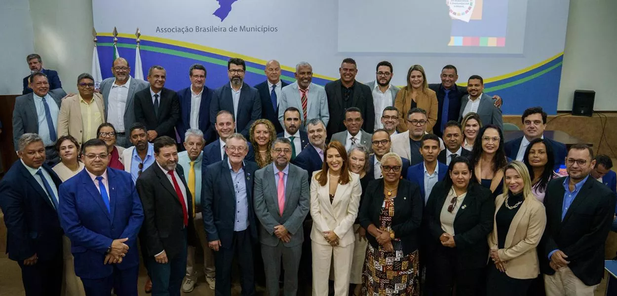 Evento em Brasília reuniu dezenas de prefeitos, vereadores, deputados, além de representantes do governo federal