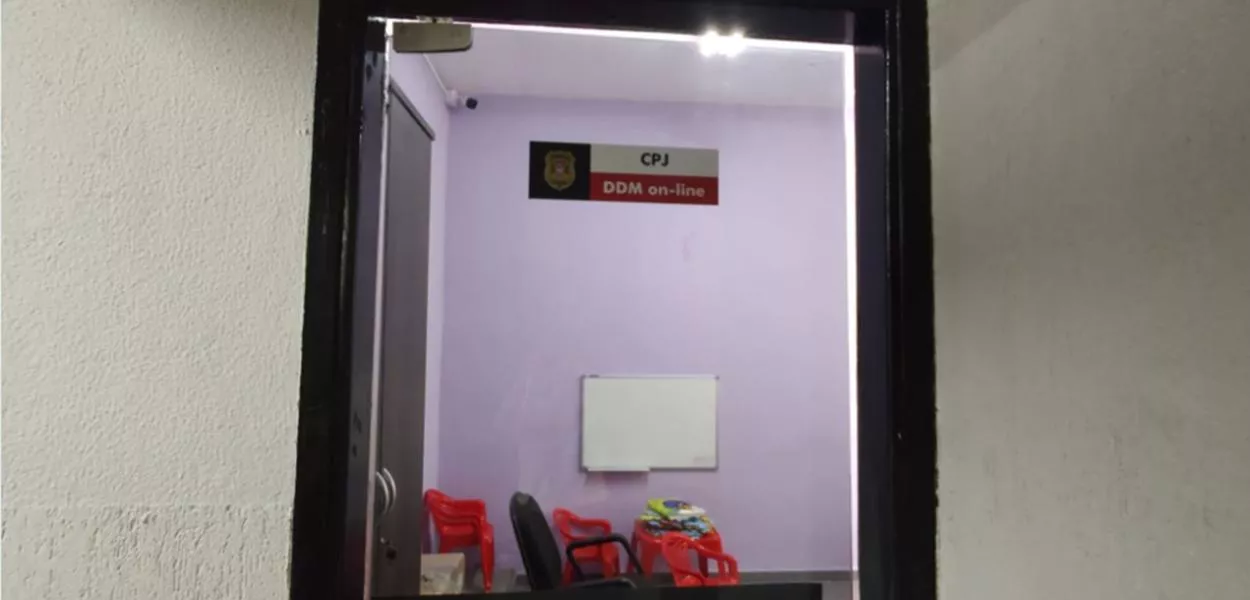 Porta da Sala DDM Online 24 Horas presente na Central de Polícia Judiciária de São José dos Campos (SP)