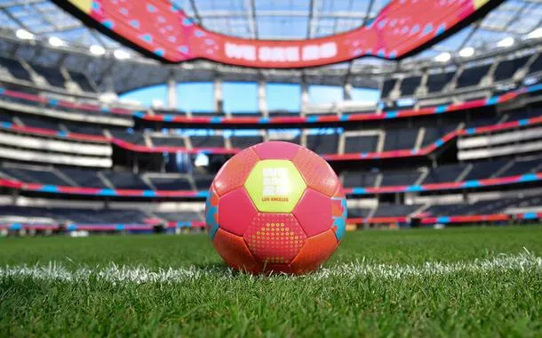 Inglewood, Califórnia, EUA; Bola da Copa do Mundo de Los Angeles de 2026 fotografada durante a inauguração do novo campo de futebol de teste em antecipação ao jogo da Liga das Nações e à Copa do Mundo de 2026 no Estádio SoFi



