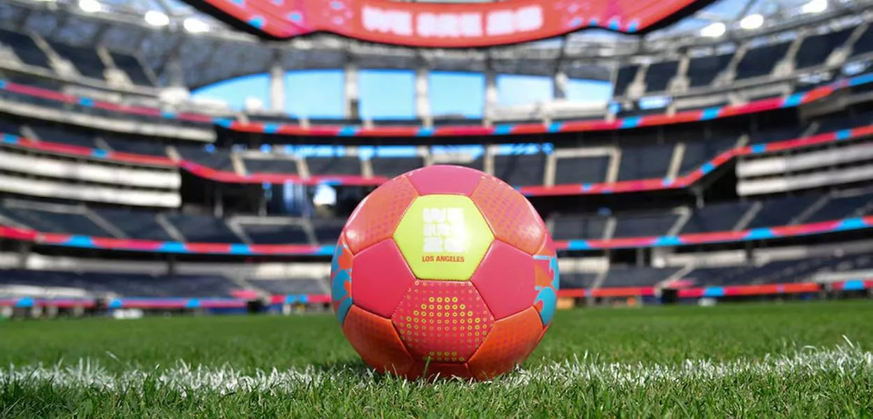 Inglewood, Califórnia, EUA; Bola da Copa do Mundo de Los Angeles de 2026 fotografada durante a inauguração do novo campo de futebol de teste em antecipação ao jogo da Liga das Nações e à Copa do Mundo de 2026 no Estádio SoFi




