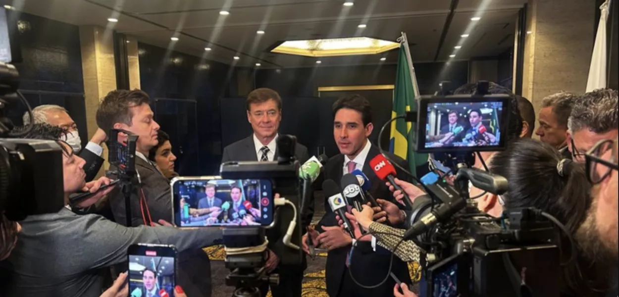 Silvio Costa Filho e Francisco Gomes Neto, da Embraer, anunciam a venda de jatos ao Japão
