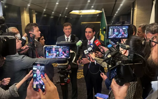 Silvio Costa Filho e Francisco Gomes Neto, da Embraer, anunciam a venda de jatos ao Japão