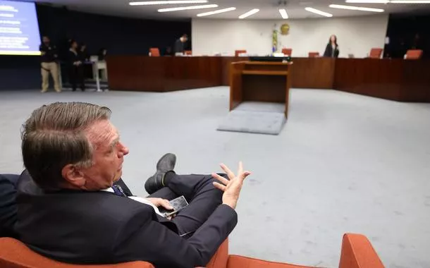 Defesa comemora voto pela absolvição de Bolsonaro, acusado pela PGR de ser chefe de organização criminosa