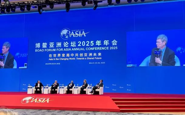 O economista Jeffrey Sachs discursa no Fórum de Boao para a Ásia 2025, em Hainan, China