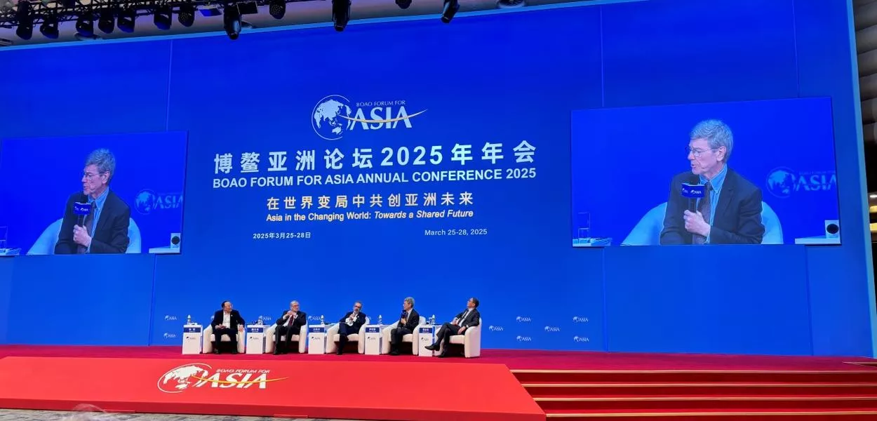 O economista Jeffrey Sachs discursa no Fórum de Boao para a Ásia 2025, em Hainan, China