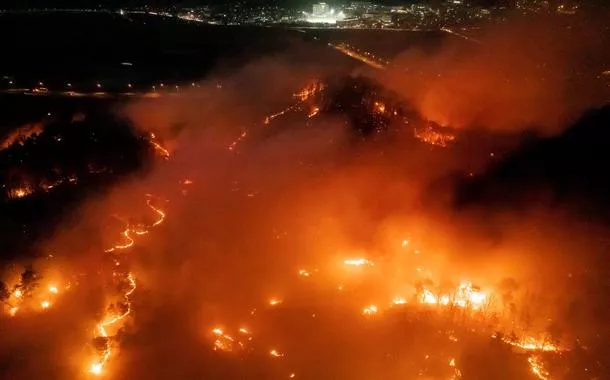 Fumaça e chamas sobem de um incêndio florestal em Andong, Coreia do Sul - 25/03/2025