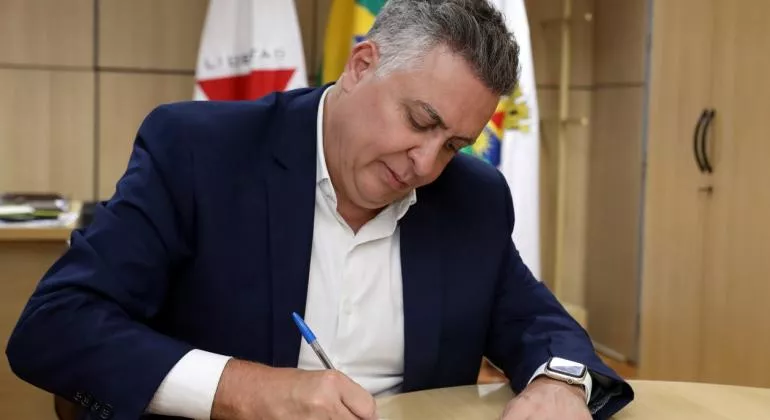 Álvaro Damião sancionando projetos de lei, já como prefeito na ausência médica de Fuad Noman