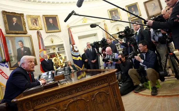Trump intensifica guerra comercial e avança com tarifas de 25% sobre automóveis