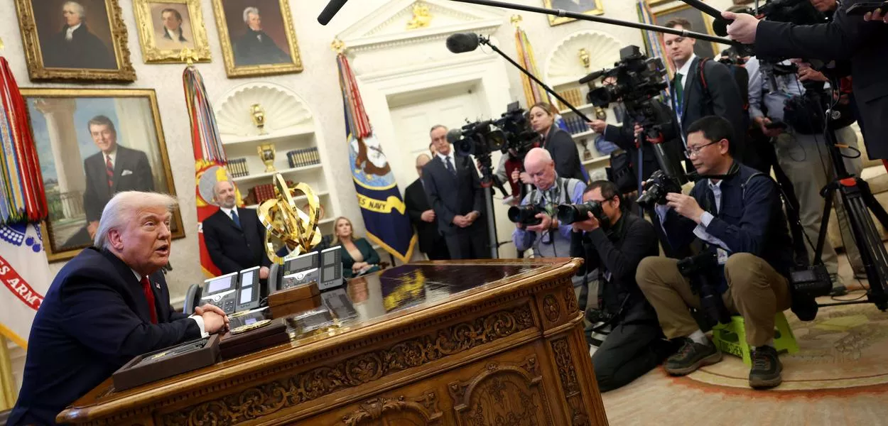 Trump fala a jornalistas no Salão Oval da Casa Branca
26/03/2025