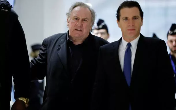 Gérard Depardieu e seu advogado Jeremie Assous em Paris - 26/3/2025 
