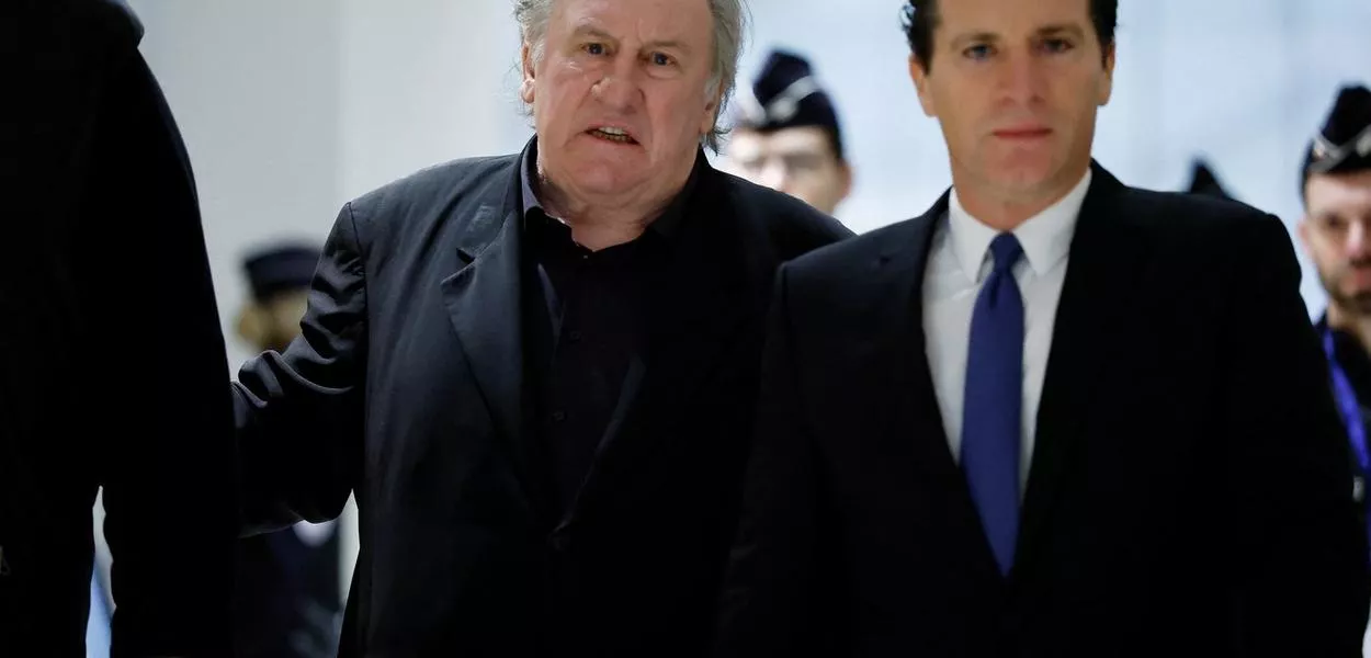 Gérard Depardieu e seu advogado Jeremie Assous em Paris - 26/3/2025 