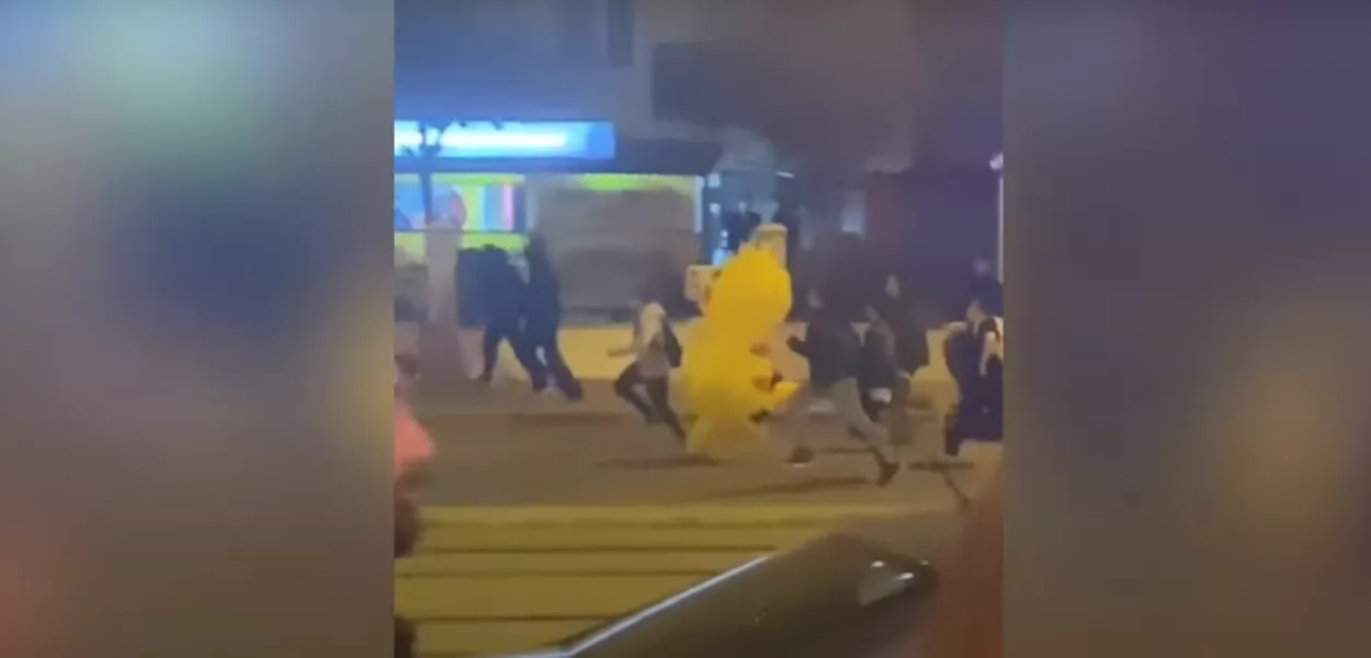 Manifestante vestido de Pikachu corre de confronto policial na Turquia. 27/03/2025