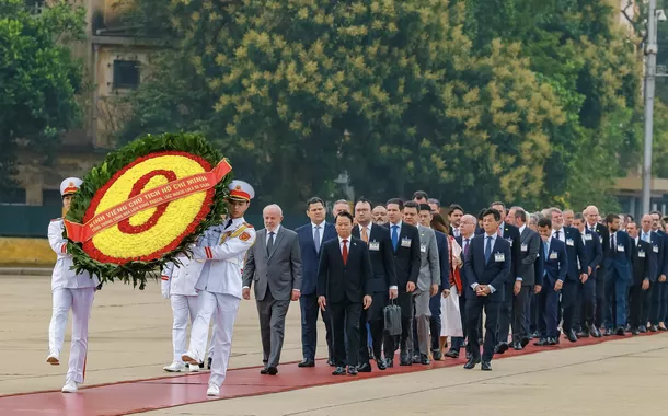 Lula deposita coroa de flores no mausoléu de Ho Chi Minh, um dos maiores heróis do Vietnã e da humanidade