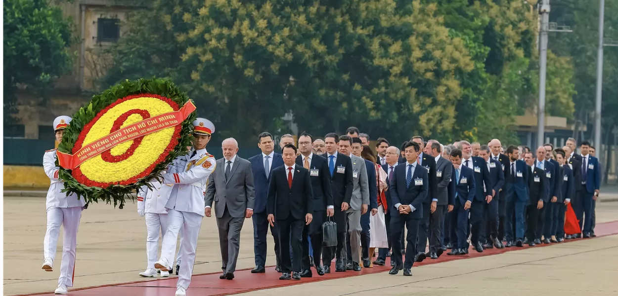 Lula deposita coroa de flores no mausoléu de Ho Chi Minh